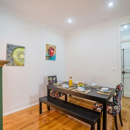 Colorful And Bright 3 Bdr Apartment